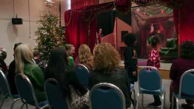 (all laughing) - Christmas in Notting Hill