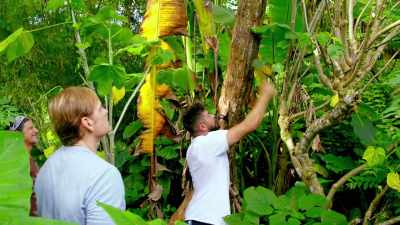 [all laughing] - Down to Earth with Zac Efron