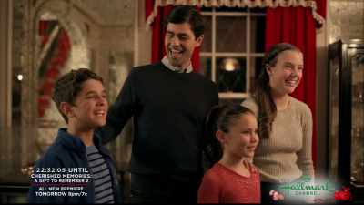 (all laughing) - Christmas at Graceland: Home for the Holidays