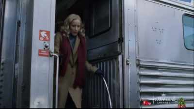 All passengers, your attention, please. - Road to Christmas