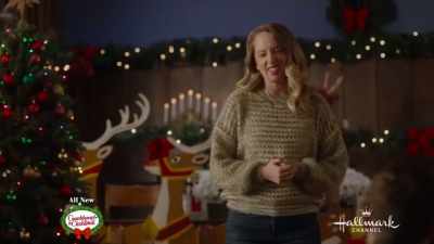 All right, beautiful,
talented elves, - A Royal Queens Christmas