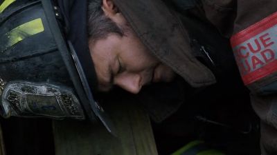 All right, clear.
All right, let's get her
on the backboard! Now! - Chicago Fire