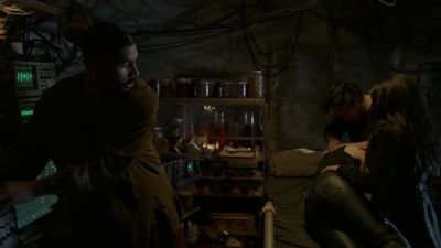 All right.
Cover the wound. - The 100