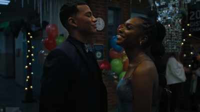 All right, DOHS juniors,
grab that special someone - Naomi