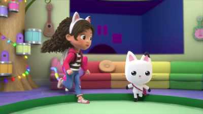 All right, everybody gather around.
It's music time! - Gabby's Dollhouse