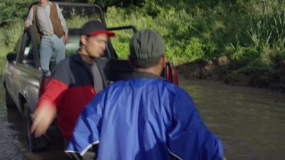 All right, fellas.
Let's move. Keep going. - Narcos
