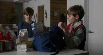 All right, we got cookies, Goldfish. - Goodnight Mommy