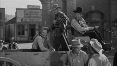 All right, you guys, get back.
Get back in there. All right. - The Left Handed Gun