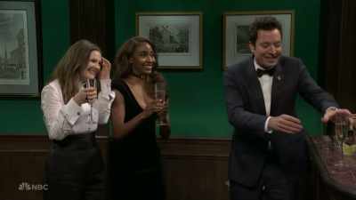 ‫All right, here we come.
‫On your feet!
‫Coming up. - SNL50: The Anniversary Special