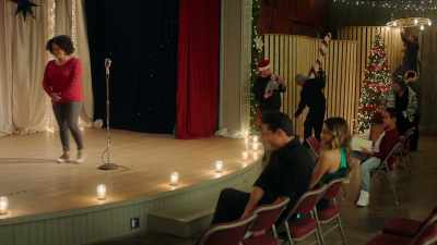 All right.
Hey, listen, everyone. - Steppin' into the Holiday
