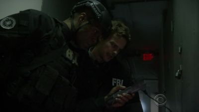 All right, hold it. Back up. - Criminal Minds