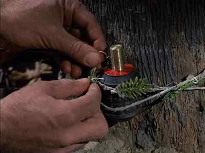 All right. Hold the pin. - The Time Tunnel