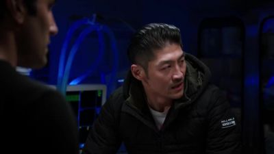 - All right, I feel a pulse.
He's back. - Chicago Med