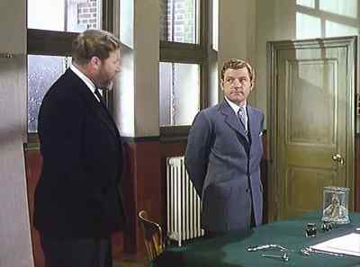 All right I've swallowed a doorknob What would my symptoms be - Doctor in the House