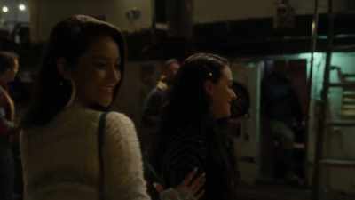 ‐ All right. Let's get that guy
to buy us a drink. [chuckles] - Dollface