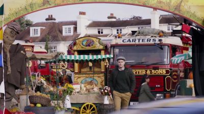 All right, lift it up a bit. - Midsomer Murders