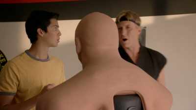 -All right. No, no, no.
-Hyah. - Cobra Kai