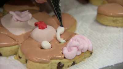 All right, so now
I'm just doing
the little eyeball, - Halloween Cookie Challenge