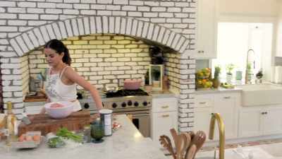 - All right, now what? - Well, I have no idea - Selena + Chef