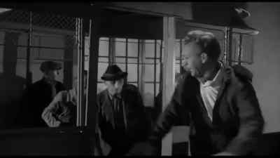 All right, quick, everybody out! - The Crawling Eye