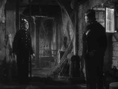 - All right Sergeant, no one up there.
- Are you sure? - Young and Innocent