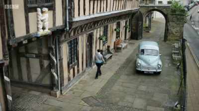 All right, take it easy,
cos this is a very old gate. - Shakespeare & Hathaway - Private Investigators