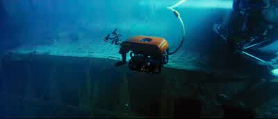 - All right, tether out. - Titanic
