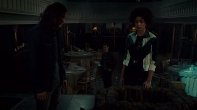 All right, there's no reception. - Shadowhunters