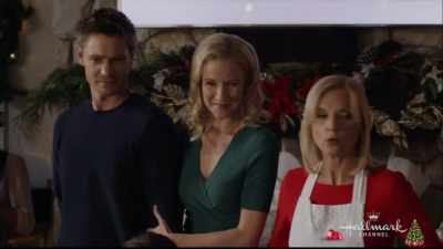 All right, we're coming back live
in a few seconds. - Road to Christmas