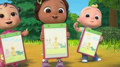 [all singing]
♪ If we just draw! ♪ - CoComelon Lane