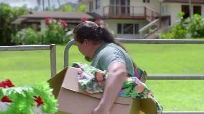 - All that stuff.
- I know. Uh, I know. - Romance in Hawaii
