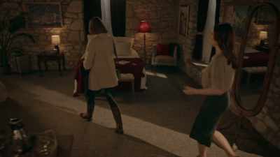 - Alli: Tracy?
- Hey, can I come in? - Christmas Movie Magic