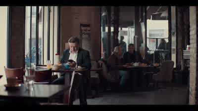 - Allô? - Où est-ce que tu es? - Au bureau, pourquoi? - Lupin
