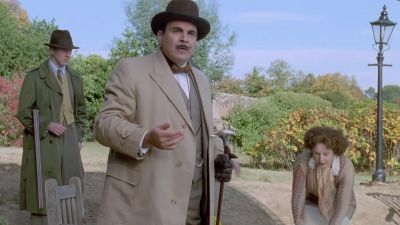 - Allow me, madam.
- Give that to me, Gerda! - Agatha Christie's Poirot