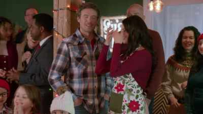 Alright, everyone settle down
now. Settle down. Settle down. - Believe in Christmas