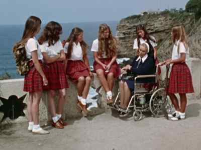 Alright, girls,
now it is exactly 11:10. - Shazam!