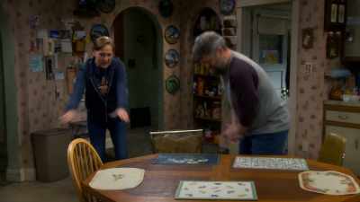 Alright. We're gonna start
on a regular metal lunch box, - The Conners