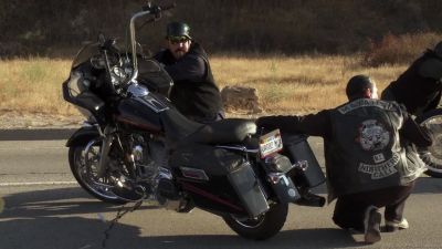 Alvarez! Take off,
or we finish this! - Sons of Anarchy