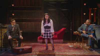 Am început să facem muzică împreună
și să râdem. - Alex Borstein: Corsets & Clown Suits