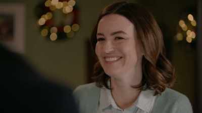 (Amanda laughing)
        (Lucas laughing) - Inn Love by Christmas
