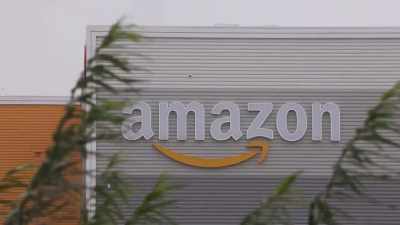 Amazon turned his first ever
net profit later in 2001. - Tech Billionaires: Jeff Bezos
