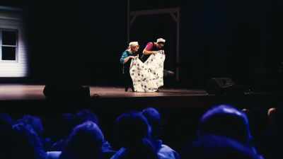 [ambos se ríen] [la audiencia se ríe] - The Confession Musical