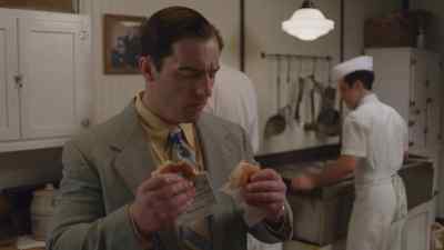 - America was saturated with
new fast-food hamburger chains, - The Food That Built America