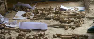 [Amira] This is his family
lying beside each other. - Secrets of the Saqqara Tomb