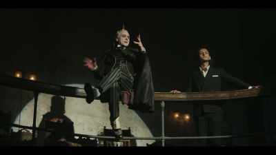 Amis, we assist in
turning down the sheets! - Interview with the Vampire