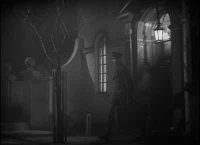 An air raid is approaching Everytown.
An air raid is approaching Everytown. - Things to Come