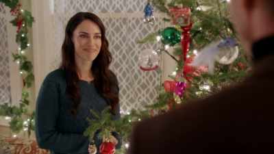 An angel, perhaps?
- They were all out. - Angel Falls Christmas