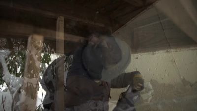 {\an1}Alright, now that I have
the prop stick underneath, - Ask This Old House
