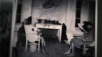{\an1}And it was an almost
inhuman existence. - Mysteries of Mental Illness