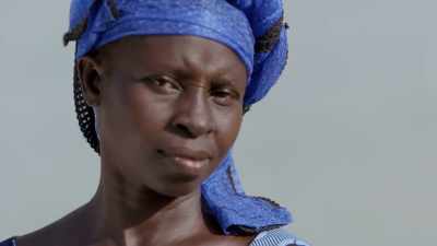 {\an1}But Akua was still holding on. - Human: The World Within